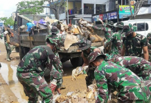 1 SST Yonif 621/Manuntung Dikerahkan Bersihkan Barabai