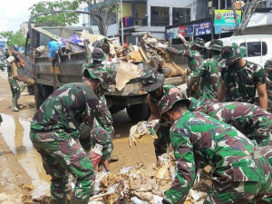 Pasukan Yonif 621 Manuntung membersihkan kota Barabai dari sampah-sampah bekas banjir. (IG @SKorem101antasari)