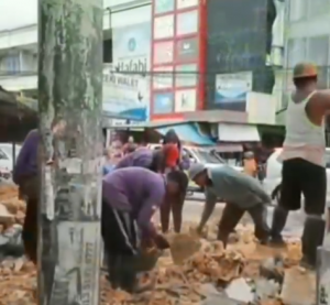 Pembongkaran bangunan yang menghalangi arus air ke Sungai Martapura. (IG @habarbanua_terkini)