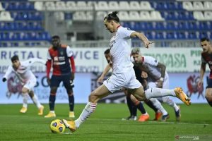 Penyerang AC Milan Zlatan Ibrahimovic mengeksekusi penalti pada pertandingan Liga Italia melawan Cagliari yang dimainkan di Sardegna Arena, Cagliari, Senin (18/1/2021. (ANTARA/AFP/ALBERTO PIZZOLI)