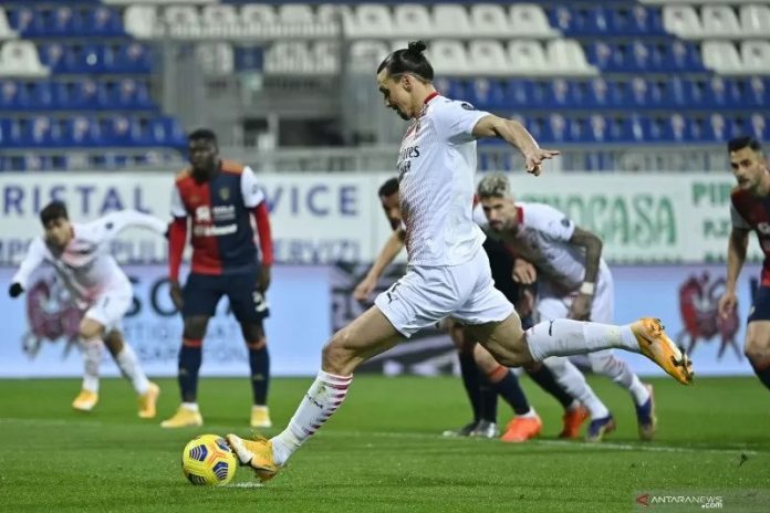 Penyerang AC Milan Zlatan Ibrahimovic mengeksekusi penalti pada pertandingan Liga Italia melawan Cagliari yang dimainkan di Sardegna Arena, Cagliari, Senin (18/1/2021. (ANTARA/AFP/ALBERTO PIZZOLI)