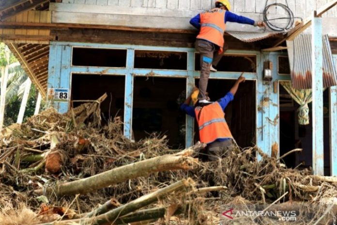 Petugas PLN merapikan kabel-kabel di Kabupaten Hulu Sungai Tengah pascabanjir. (antara)