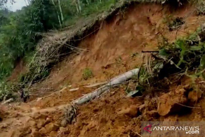 Jalur longsor yang menimbun jalan yang sempat dipotret Komunitas Gerombolan Hijau. (antaranewskalsel.com/muhammad fauzi fadilah/ist)