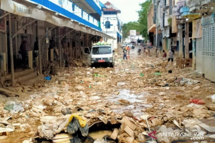 Tumpukan sampah pasca banjir di lokasi Pasar Murakata Barabai (Antaranews Kalsel/M Taupik Rahman)