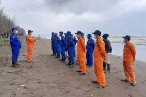 Personel Basarnas Semarang bersiap melakukan operasi pencarian enam awak kapal pandu Logindo yang mengalami kecelakaan di perairan Pemalang, Jawa Tengah, Rabu (20/01/2021). (ANTARA/ HO-Basarnas Semarang)