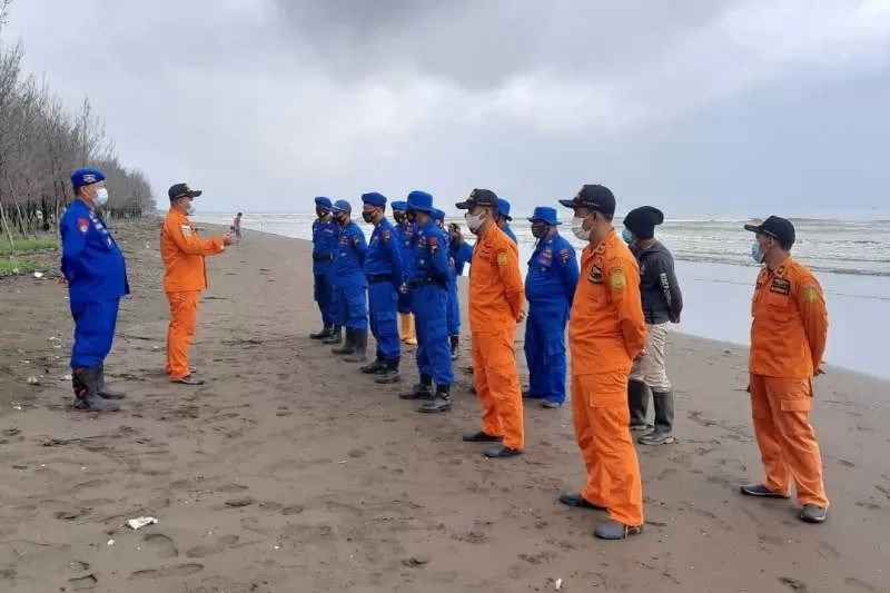 Personel Basarnas Semarang bersiap melakukan operasi pencarian enam awak kapal pandu Logindo yang mengalami kecelakaan di perairan Pemalang, Jawa Tengah, Rabu (20/01/2021). (ANTARA/ HO-Basarnas Semarang)