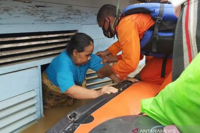 Tim Basarnas Banjarmasin melakukan evakuasi korban terjebak banjir di Kabupaten Banjar. (ANTARA/Basarnas)