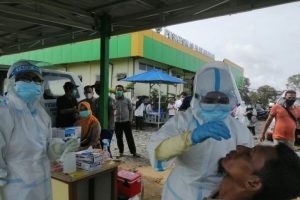 Belasan ASN Pemkab Batola jalani swab test. (antara)