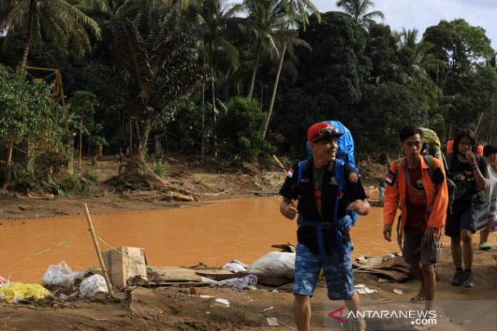 Relawan yang merupakan pendaki gunung mengantar logistik ke pedalaman Meratus. (antara)