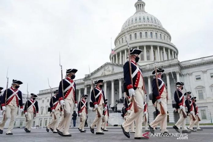 Tim drumben militer mengikuti gladi resik pelantikan presiden terpilih Amerika Serikat Joe Biden di dekat Gedung Capitol Hill, Washington, AS, Senin (18/1/2021). ANTARA FOTO/REUTERS/Joshua Roberts/foc.