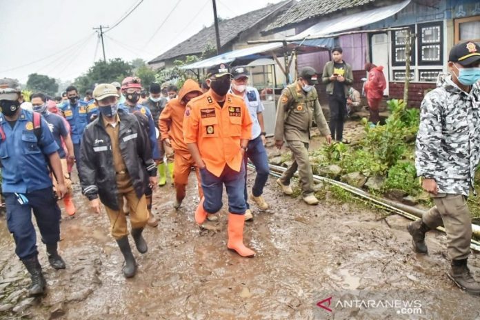 Wakil Bupati Bogor, Iwan Setiawan, meninjau lokasi banjir. (antara)