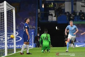 Kapten Manchester City Kevin de Bruyne (kanan) melakukan selebrasi seusai menjebol gawang Chelsea dalam lanjutan Liga Inggris di Stadion Stamford Bridge, London, Inggris, Minggu (3/1/2021) waktu setempat. (ANTARA/REUTERS/POOL/Andy Rain)