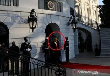 Detik-detik Donald Trump dan Melania Tinggalkan Gedung Putih