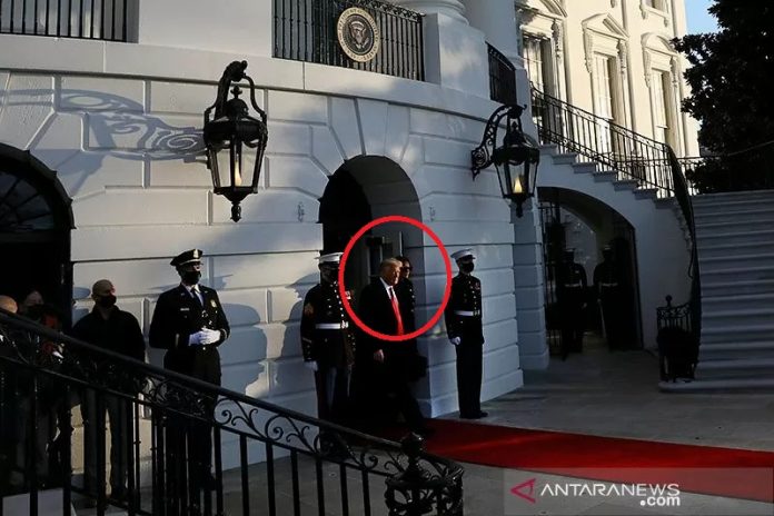 Presiden AS Donald Trump dan Ibu Negara Melania Trump meninggalkan Gedung Putih menjelang pelantikan Joe Biden sebagai Presiden ke-46 Amerika Serikat, di Washington, AS, (20/1/2021). ANTARA/REUTERS/Leah Millis/aa.