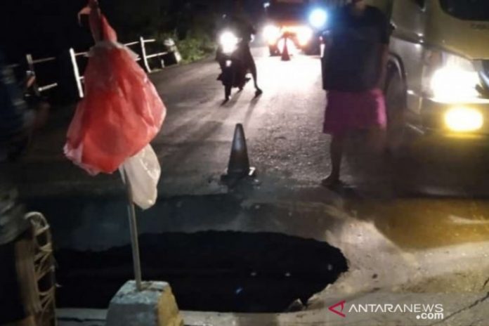 Jembatan di Jalan Nasional Desa Kapuh, HST, ambrol. (antara)