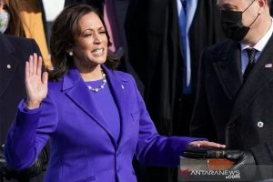 Kamala Harris saat dilantik sebagai Wakil Presiden AS di Front Barat Capitol AS di Washington, Amerika Serikat, Rabu (20/1/2021). Harris menjadi perempuan pertama menjabat Wapres AS. ANTARA FOTO/REUTERS/Kevin Lamarque/rwa.
