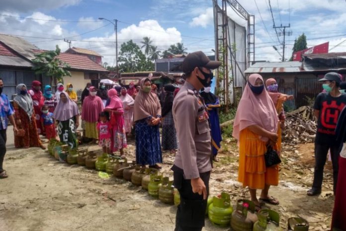 Operasi pasar gas melon. (antara-istimewa)