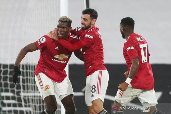 Gelandang Manchester United Paul Pogba (kiri) melakukan selebrasi bersama rekan-rekannya seusai mencetak gol ke gawang Fulham dalam lanjutan Liga Inggris di Stadion Craven Cottage, London, Inggris, Rabu (20/1/2021) waktu setempat. (ANTARA/REUTERS/POOL/Clive Rose)