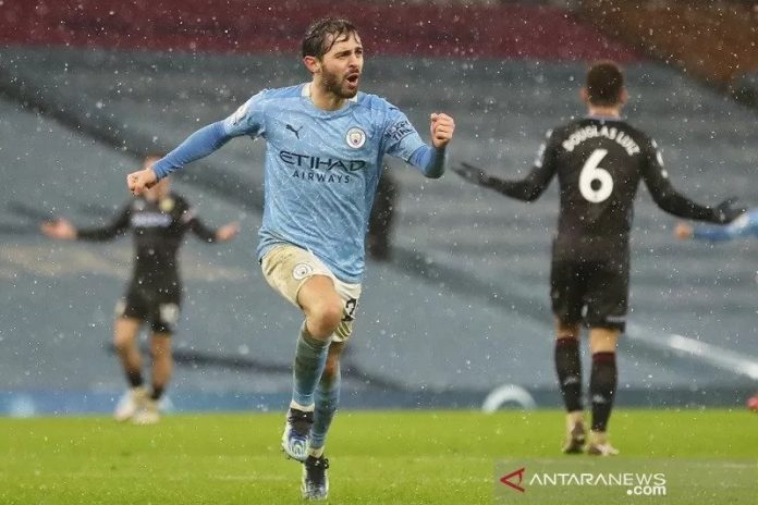 Pemain sayap Manchester City Bernardo Silva merayakan golnya ke gawang Aston Villa dalam laga tunda pekan pertama Liga Inggris di Stadion Etihad, Manchester, Inggris, Rabu (20/1/2021) waktu setempat. (ANTARA/REUTERS/POOL/Martin Rickett)