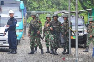 Anggota TNI di Check Point Mile 32, Kuala Kencana, Timika, Papua. (antara)