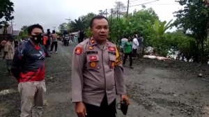 Kapolsek Mataraman, Iptu Widodo Saputra, berada di lokasi jembatan Banua Anyar. (IG habarbanua)