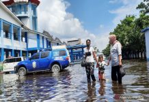 Hj Mujana Terpaksa Ngungsi ke Terminal Km 6, "Air Sudah Sepinggang Saya"