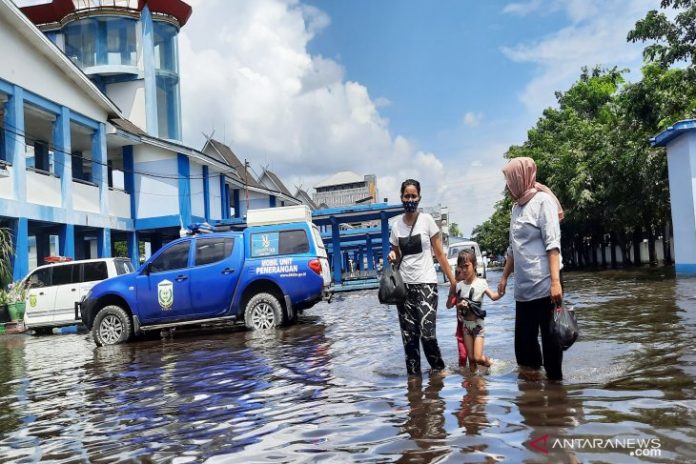 Kawasan Terminal Induk Km 6 Banjarmasin yang menjadi tempat pengungsian juga terendam. (antara)