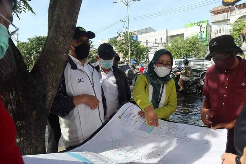 Kepala Dinas PUPR Kota Banjarmasin, Windiasti Kartika ST MT, memberikan pengarahan terkait pelaksanaan penyedotan air di kawasan Jalan A Yani. (diskominfotik banjarmasin)