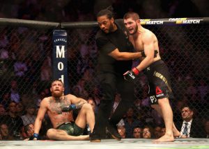 Wasit Herb Dean memisahkan Khabib Nurmagomedov dari Rusia dari Conor McGregor dari Irlandia setelah McGregor keluar dalam pertarungan kejuaraan ringan UFC selama acara UFC 229 di dalam T-Mobile Arena pada 6 Oktober 2018 di Las Vegas, Nevada. (Foto oleh Christian Petersen / Zuffa LLC / Zuffa LLC)