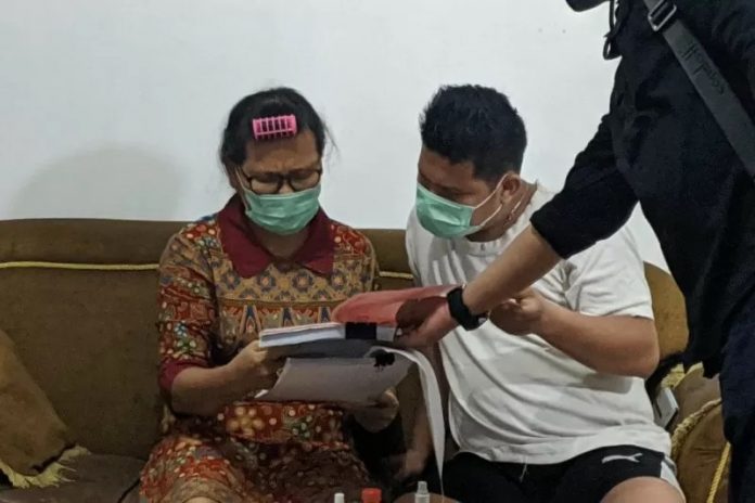 Terpidana kasus korupsi kegiatan fiktif di Kantor Kementerian Kesehatan, Nurdiana, diamankan Tim Tabur Kejaksaan RI di Kota Bekasi, Jawa Barat, Kamis (21/1/2021) (ANTARA/HO-Kasi Penkum Kejati DKI Jakarta)