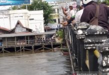 Pemancing Ramai di Jembatan Antasari, Berharap Ikan Lepas dari Keramba Akibat Banjir