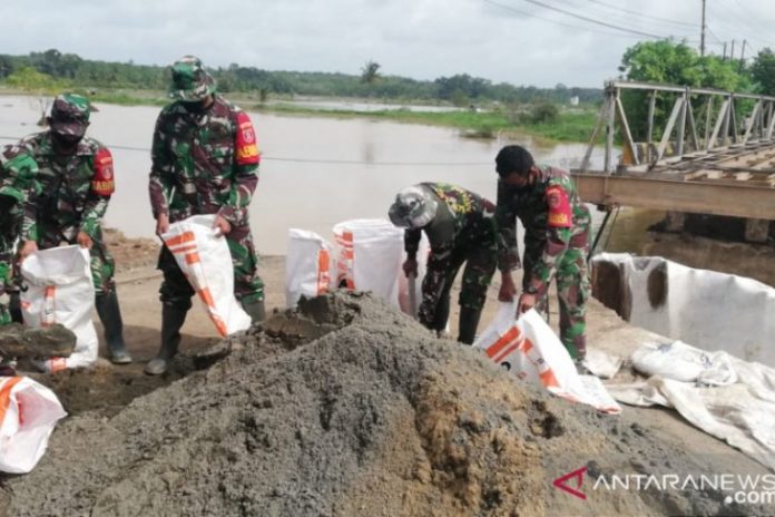 Personel TNI membantu perbaikan Jembatan Astambul-Mataraman. (antara)