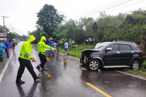 olisi melakukan olah TKP di lokasi tabrakan di Tabalong. (istimewa via antara)