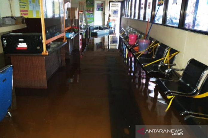 Ruang pelayanan SKCK Polresta Banjarmasin terendam banjir. (antara)