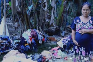 Samnah hamil tua menunggua hari melahirkan, sementara lokasi tempat tinggalnya masih terisolasi akibat banjir bandang yang melanda Kecamatan Hantakan, HST. (antara)
