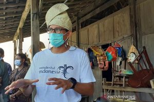 Menteri Pariwisata Ekonomi Kreatif Sandiaga Uno saat meninjau Kinema Infinite Studio di Batam, Jumat (22/1/2021). ANTARA/Yunianti Jannatun Naim/aa.