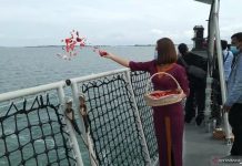 Pencarian Sriwijaya SJ-182 Dihentikan, Haru Keluarga Saat Tabur Bunga di Laut