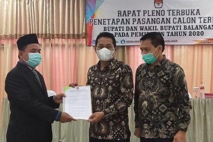 Abdul Hadil didampingi Supiani menerima berita acara dari KPU Balangan. (antara)