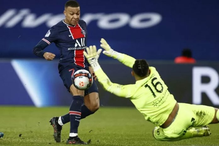 Aksi penyerang Paris Saint-Germain Kylian Mbappe saat mencungkil bola dari hadangan kiper Montpellier Dimitry Bertaud untuk membuka skor kemenangan saat keduanya bertemu di pekan ke-21 Liga Prancis, Jumat (22/1/2021). (ANTARA/REUTERS/CHRISTIAN HARTMANN)