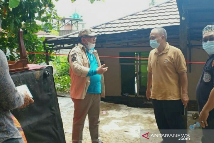 Wakil Bupati HSU, Husairi Abdi, meninjau lokasi rumah kepala kantor kemenag HSU ambles. (antara)
