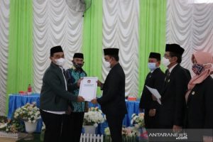 Zairulah Azhar menerima berita acara penetapan sebagai calon bupati terpilih dari KPU Tanah Bumbu. (antara)