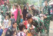 Begini Cara Danramil Pagat Kembalikan Keceriaan Anak-anak Korban Banjir HST