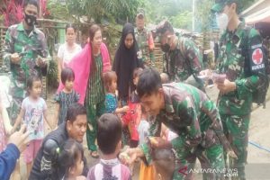 Danramil 1002-07/Pagat Kapten Inf Andi Tiro bersama anggota dan relawan memberikan trauma healing untuk anak-anak korban bencana di Desa Arangani, Kecamatan Hantakan, HST. (ANTARA/Firman)