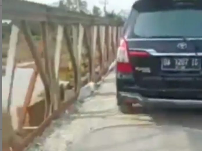 Jembatan Pabahanan, Kabupaten Tanah Laut, sudah bisa dilintasi. (capture FB Panji Gimbal)