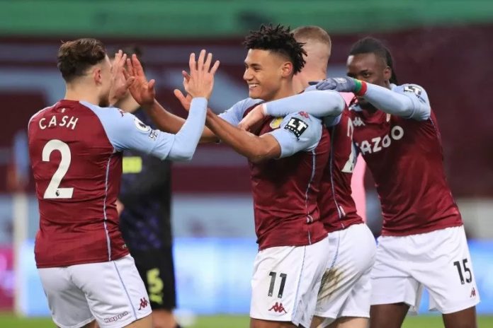 Pemain Aston Villa Ollie Watkins merayakan gol pertama timnya bersama Matty Cash, Ross Barkley dan Bertrand Traore saat mereka menang 2-0 melawan Newcastle United di Villa Park, Birmingham, Inggris, 23 Januari 2021. (Pool via REUTERS/MIKE EGERTON)