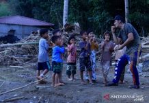 Pengendara Trail Potong Batang Pohon untuk Tembus Lokasi Korban Banjir Hantakan HST