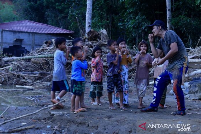 Pengedara trail menghibur anak-anak korban banjir di Kecamatan Hantakan, Kabupaten Hulu Sungai Tengah. (antara)