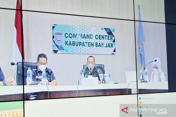 Sekretaris Daerah Kabupaten Banjar Mokhammad Hilman memimpin konferensi pers virtual di Command Center Martapura terkait data dan penanganan banjir yang dilakukan Pemkab Banjar. Foto humas/Antaranews Kalsel