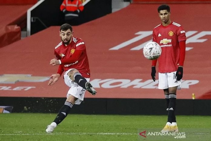 Gelandang MU, Bruno Fernandes, mengeksekusi tendangan bebas hingga mencetak gol kemenangan MU. (reuters via antara)