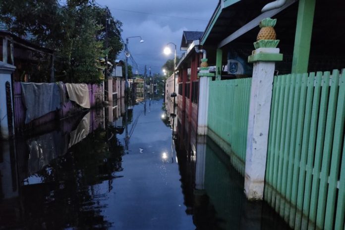 Jalan di kompleks Beruntung Jaya Banjarmasin naik kembali akibat hujan deras mengguyur kemarin (Minggu) sore. (antara)